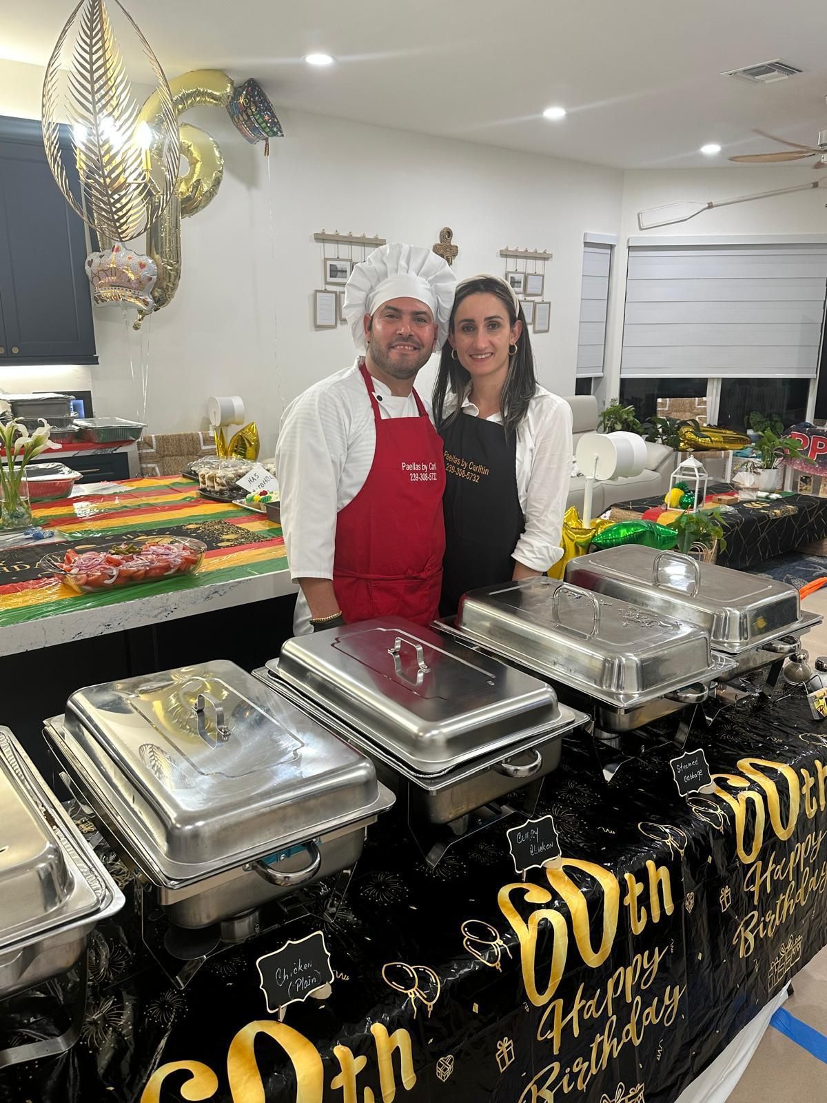 Chef Carlitin y su equipo junto al buffet de catering en una fiesta de cumpleaños
